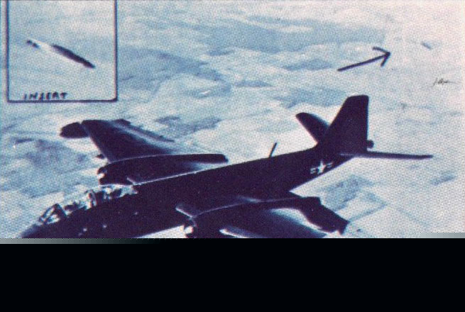 Photographie officielle du B-57 et d'un ovni au-dessus de la base d'Edwards en Septembre