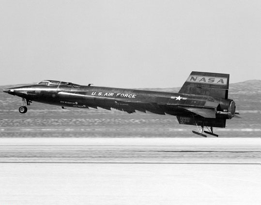 Le X-15 atterrissant sur un lac assech&eacute; en 1961 [NASA Dryden Flight Research Center Photo Collection]