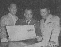 Photo de la une du Wayne County Press du 18 Ao&ucirc;t 1963, o&ugrave; apparaissent le lieutenant-colonel Robert J. Friend (centre), le capitaine Hector Quintinilla (droite) et le sergent Charles R. Sharp venu &eacute;tudier les observations de la mini-vague de l'Illinois du Sud en Ao&ucirc;t1963
