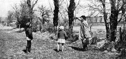 Claude Pavy enqu&ecirc;tant pour le GEPA lors de l'hiver 1967, avec les enfants sur les lieux de l'observation