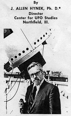 Hynek montrant une photo d'Adamsky &agrave; une conf&eacute;rence de presse