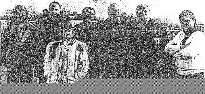 Sur le parking du GB d'Eupen, le dimanche 3 d&eacute;cembre 1989, ce qui reste de l'&eacute;quipe des enqu&ecirc;teurs de la SOBEPS au d&eacute;but de la vague. De gauche &agrave; droite : MM. M. Vander Elst, enqu&ecirc;teur&nbsp;; C. Verhoeven, assistant de laboratoire&nbsp;; Franck Boitte, J.-L. Vertongen, Michel Bougard, Lucien Clerebaut. A l'avant plan : Mme C. P., abduct&eacute;e en France au d&eacute;but des ann&eacute;es 1970s