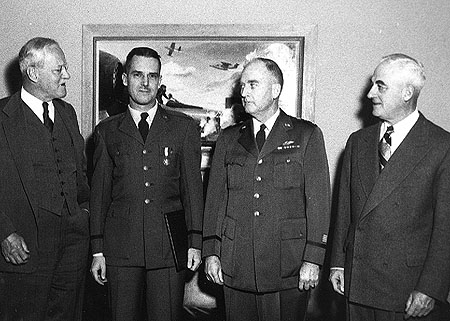 Allen Dulles, Ed Lansdale, Cabell, et Nathan F. Twining