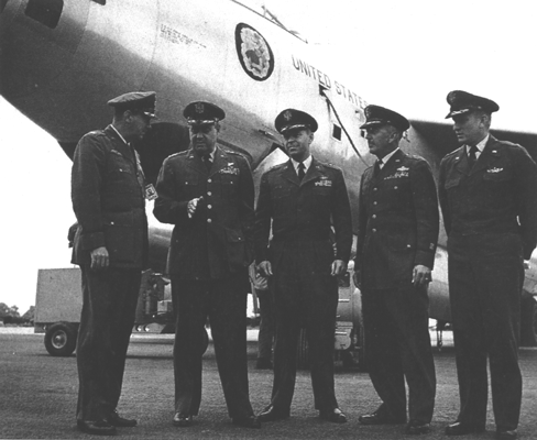 De gauche à droite : McCoy, LeMay, Selser, Mooney et Tarter, devant un B-47 du 306ème Bomb Wing, à la base de      Fairford (Angleterre) s1USAF
