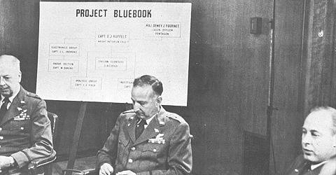 Trois responsables de l'USAF pr&eacute;sentant le projet Blue Book
