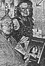 11 visites dans une soucoupe volante - sont proclamées par Truman Bethurum, (ci-dessus) 519 N. Gertruda      Avenue, Redondo Beach. Bethurum (55 ans), présenté avec sa femme, Mary, parla à un journaliste du Daily Breeze de 11 visites à bord d'une soucoupe volante qu'il contacta      en juin 1952 dans le désert du Nevada. Depuis lors il a été bombardé par tous types de fiction et      littérature scientifique sur l'espace s1Daily Breeze