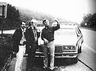 Imbrogno et Josef Allen Hynek écoutant Ed Burns décrire son observation sur    le parking Taconic le jeudi 24 s3Hynek, J. A., Imbrogno, P. J. & Pratt, R.: Night Siege, 1986