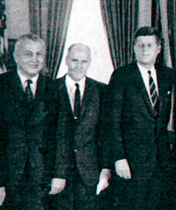 Lundahl (à gauche) et le président Kennedy (à droite)