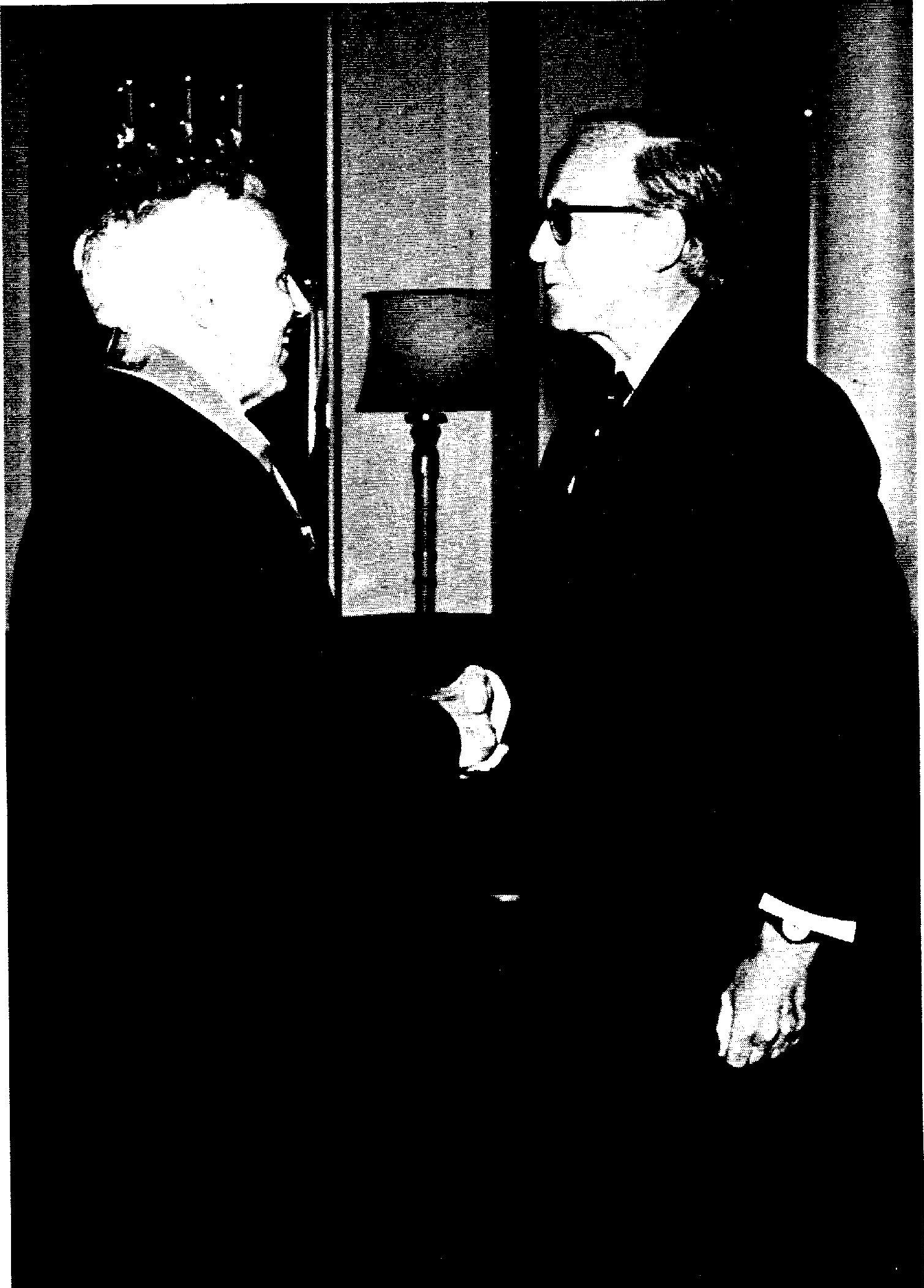 Lundahl (à gauche) serrant la main de l'ambassadeur britannique Sir Peter Ramsbotham