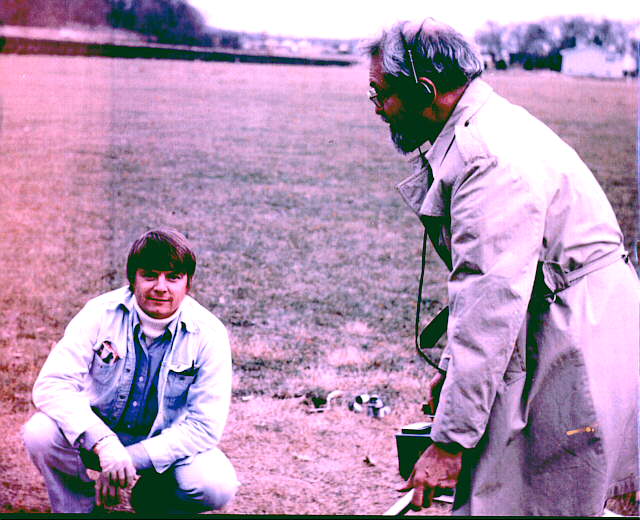 Phillips avec Hynek lors d'une enquête sur une RR2 à Medord (Nouveau-Mexique)    en 1975