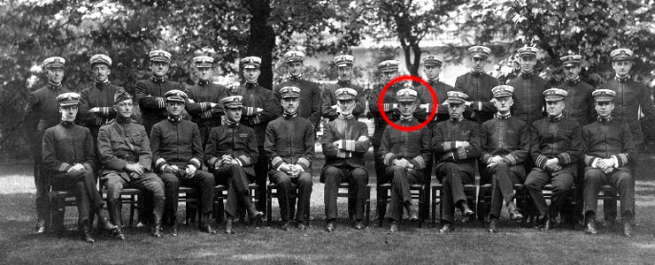 Schofield à Londres en 1918 (7ᵉ assis en partant de la gauche) dans l'équipe du vice-amiral William S.      Sims