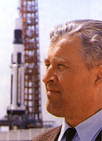 Von Braun devant une rampe de lancement d'une de ses fusées américaines