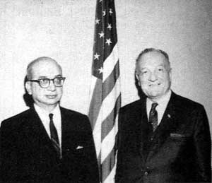 Philip Corso aux c&ocirc;t&eacute;s du lieutenant-g&eacute;n&eacute;ral Arthur Trudeau de l'US Army