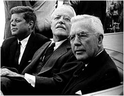 Dulles assis dans la limousine pr&eacute;sidentielle entre Kennedy et John McCone