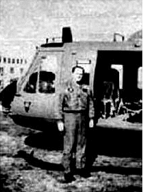 Coyne devant son hélicoptère