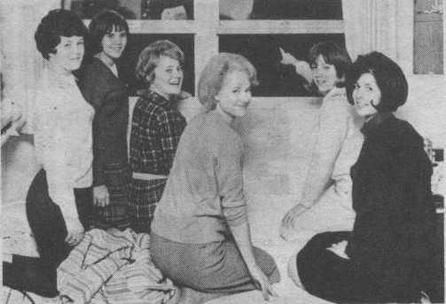 Des camarades du College de Hillsdale faisant partie des 87 femmes étudiantes qui observèrent un ovni      flottant dans le ciel nocturne du Michigan pendant plusieurs heures s1[TRUE Flying Saucers and UFO Quarterly page 18, Vol 3, Automne 1976]