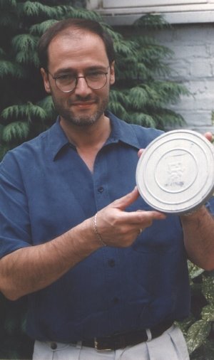 Santilli en 1995, tenant la boîte d'une des bobines du prétendu film d'autopsie d'un    extraterrestre s1Philip Mantle