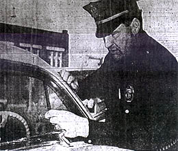 Le chef de la police d'Anacortes L. B. Goff inspecte un ding &eacute;trange