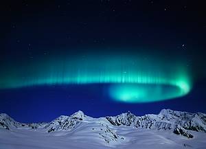 Une aurore boréale tournoyant à travers le ciel au-dessus de la chaîne montagneuse sur le glacier      Canwell (Alaska) s2Patrick J. Endres/AlaskaPhotoGraphics.com