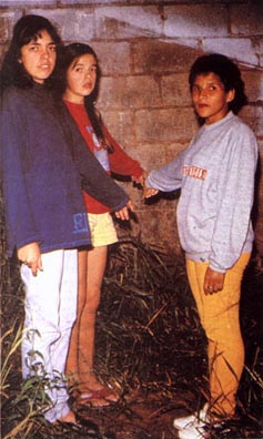 Liliane Fatima et Valquira Silva, accompagn&eacute;es de leur amie Katia, montrent l'endroit o&ugrave; elles ont vu la cr&eacute;ature