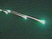 Un bolide se d&eacute;sint&eacute;grant au-dessus de Peekill (New York), film&eacute; le 9 Octobre 1992 par les spectateurs d'un match de football. Le bolide produira plusieurs m&eacute;t&eacute;orites, dont une touchera une voiture.