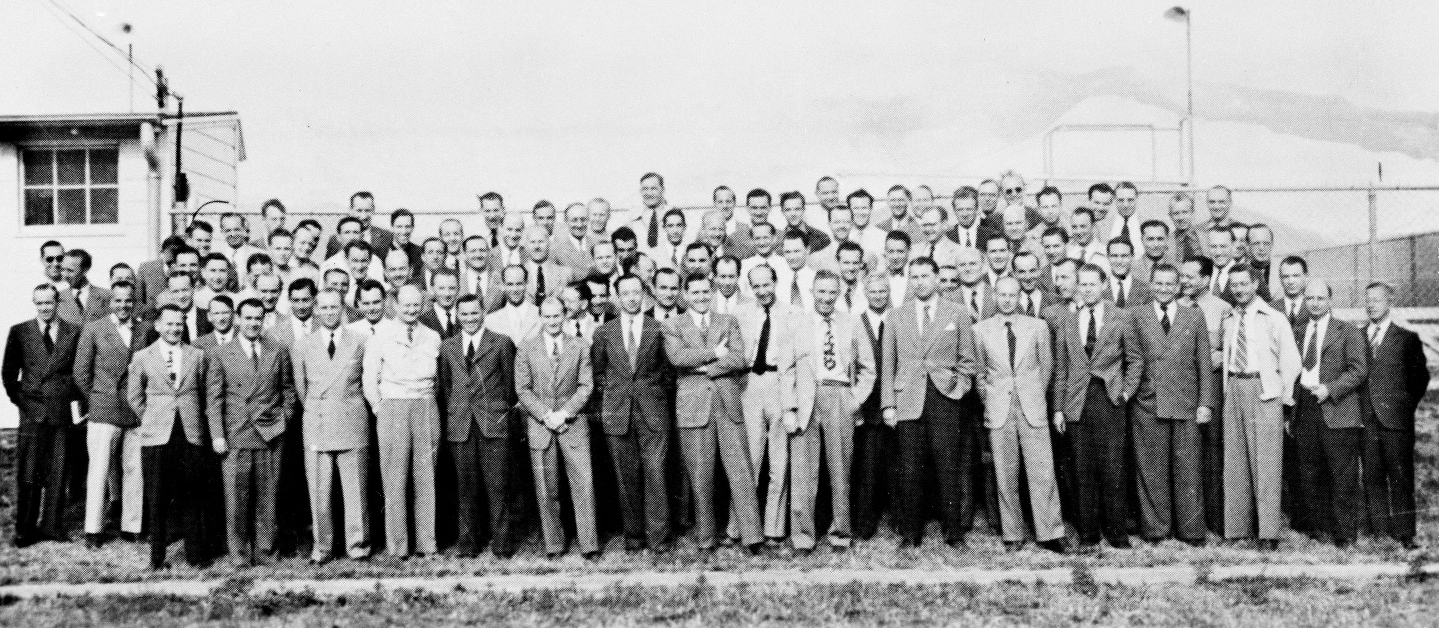 L'équipe de scientifiques allemands à Fort Bliss (Texas) en l'année d'avant.    En médaillon, Wernher VonBraun (7ᵉ à partir de la droite)