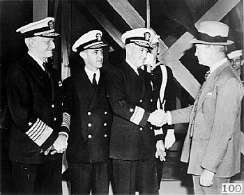 Le secrétaire de la Marine James Forrestal        félicite Byrd à son arrivée à Washington le dimanche 14 avril. A gauche l'amiral Nimitz et le contre-amiral Cruzen