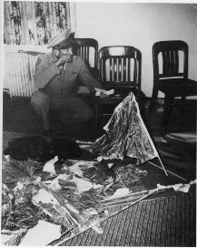 Ramey montrant l'après-midi du mardi 8 juillet 1947 dans son bureau les débris de ballon pour      expliquer l'incident de Roswell aux journalistes
