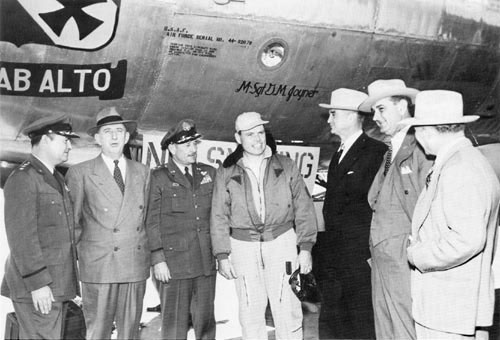Le samedi 19 novembre 1949, prêts à embarquer dans un B-36, le général Curtis E. LeMay, le sénateur Russell (Georgie), Ramey, le major John Bartlett, le Sécrétaire    de l'USAF Symington, Lyndon Baines Johnson (alors sénateur du Texas), et le représentant Thornberry s5Frank Kleinwecther