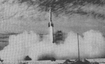Une fusée U.S. est lancée d'un site d'essais. Neither this nor any know U.S. missiles fit the    descriptions of the sighted saucers and fireballs