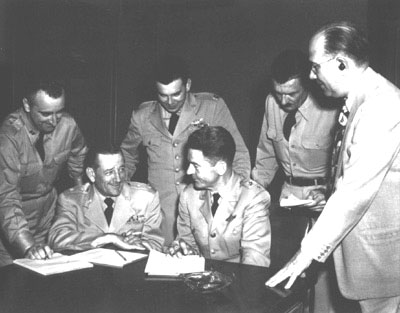 Conférence du mardi 29 juillet 1952 au Pentagone, à la suite    des    nombreuses observations dans la région de Washington. On peut y voir de gauche à droite : Roy L. James,    Roger M. Ramey, Edward J. Ruppelt, John A. Samford,    Donald Bower et Griffing