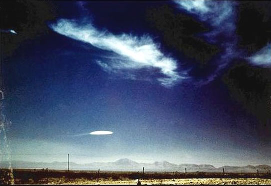 Photographie à Tularosa (Nouveau-Mexique, USA) le mercredi 16 octobre 1957.        Un nuage lenticulaire probable.
