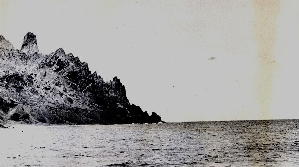 Photo 1 (moitié inférieure, traitée pour montrer les détails) : le disque est observé approchant l'île      en direction de la crête de Galo.