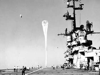 Des ballons traceurs sont lancés depuis le transporteur pour tester les conditions de vent de la plus    haute atmosphère, au cours de l'opération Skyhook en fin janvier 1960 s1Naval Historical Center, NH 96949