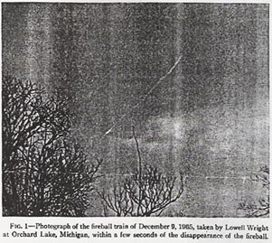 Photographie du train de boule de feu du 9 décembre, prise par Lowell Wright au Lac Orchard (Michigan),      à quelques secondes de sa disparition