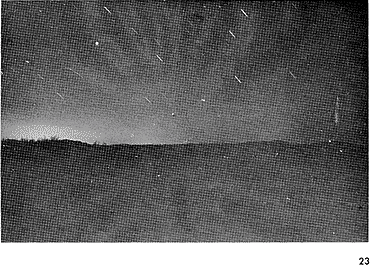 Selon August C. Roberts, l'objet luisant dans la section supérieure gauche de la photo    n'a aucune raison technique d'être là. Il est simplement apparu, est resté en l'air quelques minutes, puis    partit une fois de plus dans l'espace.