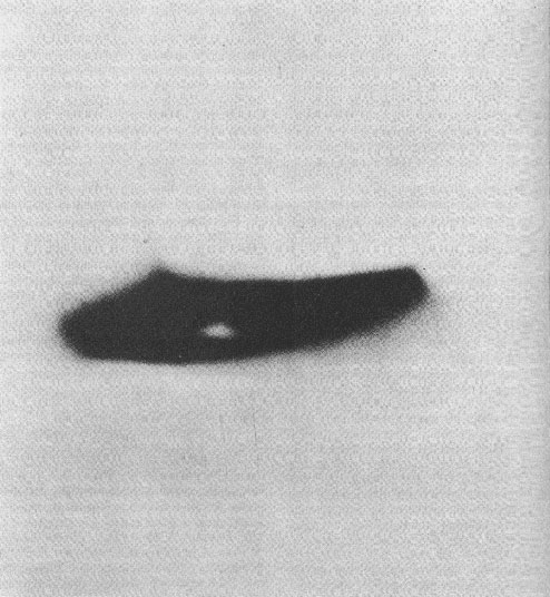 Un appareil à la forme étrange pris par William A. Rhodes le lundi 7 juillet 1947, avec    un appareil photo plain Brownie, à Phoenix (Arizona). L'ovni fut décrit comme faisant entre 20 et 30 pieds de    diamètre, voyageant à une vitesse de 100 miles/h, à une altitude de 1000 à 2000 pieds s9Projet Blue Book - USAF