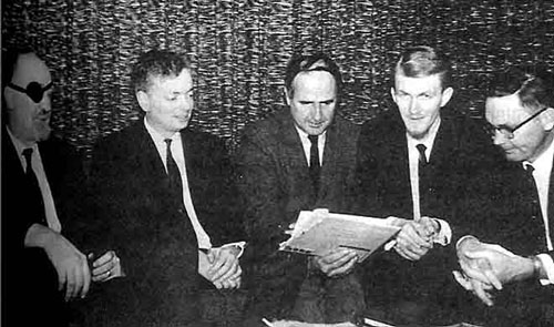 McDonald (à droite), à côté (de gauche à droite) de Thornton Page, Dr.      David L. Morgan, John G. Fuller et Richard C. Hoagland      le vendredi 26 janvier 1968 s2SUFOI