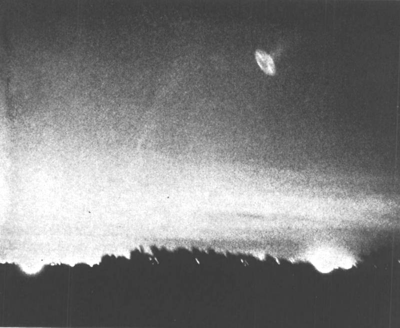 Planche 6 - Lens flare (en haut à droite) provoqué par une lampe de rue dans la photographie de la      Comète Ikeya Seki s8[Hartmann]