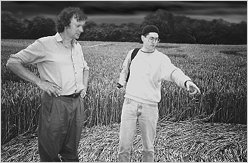 Sheldrake avec Jim Schnabel s1Circlemakers (Rob Irving, John Lundberg & Rod Dickinson): "A Beginner's Guide to Crop Circles Making", 2004