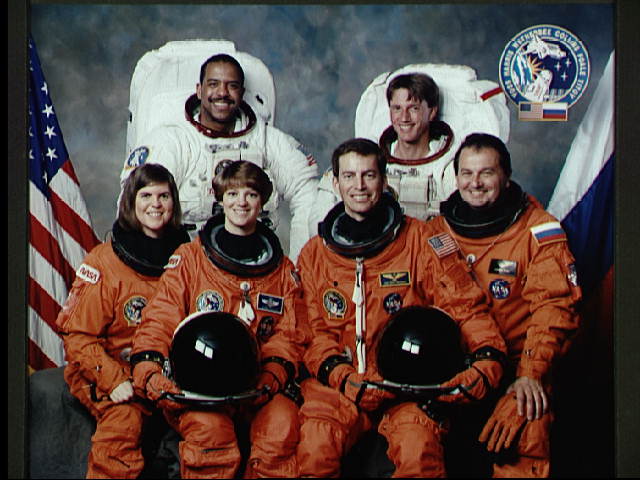 Portrait officiel de l'équipe STS-63