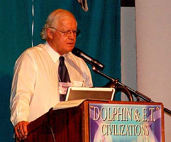 Boylan à la conférence "Dauphins et      Civilisations ET" en juin 2005