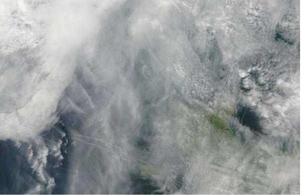 Figure 19 - Image MODIS, 13:28Z, résolution d'origine 250 m. Notez les caractéristiques nuageuses complexes. Le côté    ouest de Jersey est visible au centre inférieur de l'image et la peninsule de Cherbourg du pays français sur la    droite. Aurigny est masquée par les nuages près du centre de l'image n4Propriété de la Station de réception satellite de l'Université de Dundee.