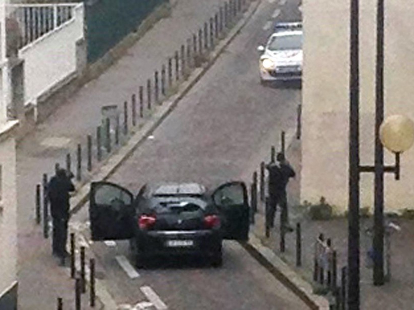 Les attaquants de Charlie, sortis de leur voiture pour tirer sur une voiture de police            rencontrée à contresens
