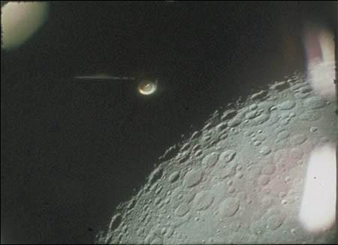Scan numérique haute définition d'une image complète du film Apollo 16 d'origine, montrant un objet non    identifié avant 2004. Sur la droite, des reflets sur la fenêtre s1NASA.