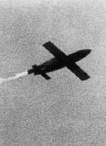 Missile de croisière V1 en vol. La traînée est clairement visible.