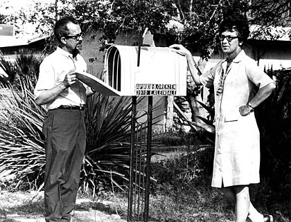 Jim et Coral Lorenzen devant la boîte-aux-lettres de l'APRO