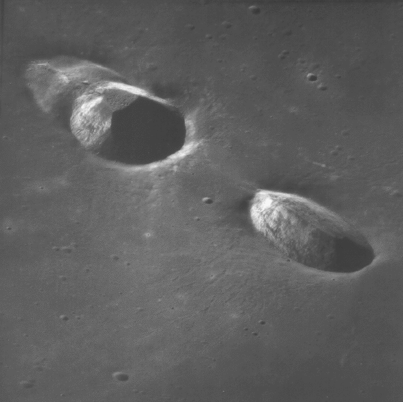 Les cratères Messier A et Messier B photographiés par Apollo 11. Leur forme a causé une controverse considérable quant à leur formation.