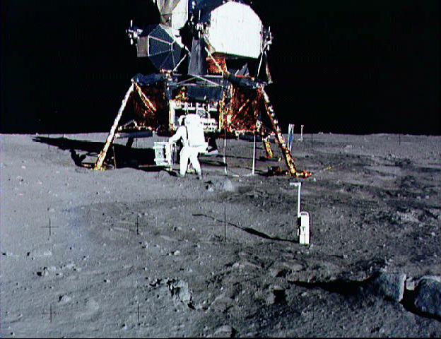 Juste après l'alunissage Armstrong et Aldrin préparent le module lunaire Eagle pour un      décollage