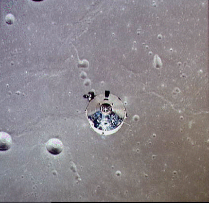 Le module de commande 'Columbia' en orbite autour de la Lune
